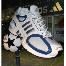 Рекламная скульптура кроссовок Adidas с мячом